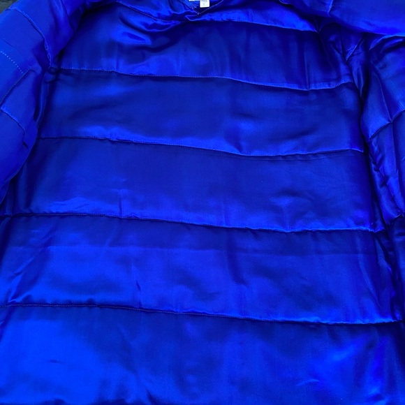 100% Silk jacket.  Quilted inside.  Pocket… - Picture 9 of 13